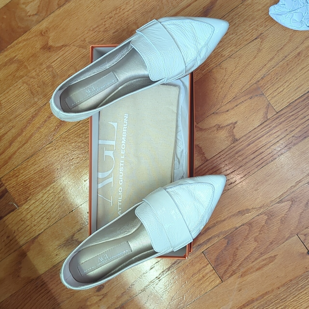 AGL WHITE PATENT LEATHER LOAFER SIZE 7.5